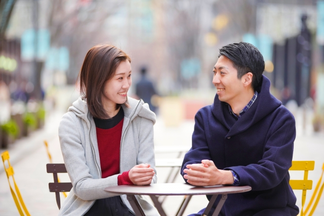 女性と男性が笑っている