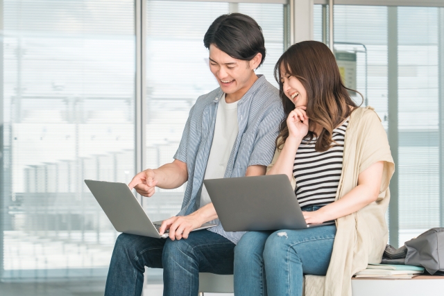 男性と女性が笑っている