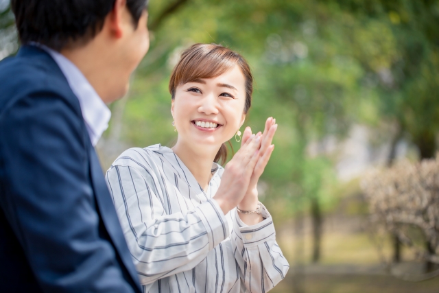 女性が男性を褒めている